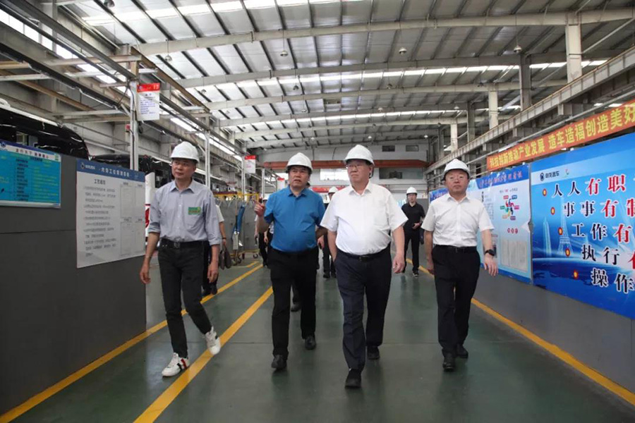 2021年6月7日山東省菏澤市人大常委會(huì)主任、黨組書(shū)記尹玉明、菏澤市政府副市長(zhǎng)曹升靈等一行蒞臨上海申龍考察調(diào)研